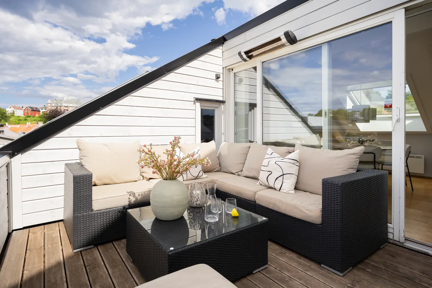 Innbydende 3-roms selveier med privat takterrasse, flott utsikt og formidable solforhold. P-kjeller. Privat og sentralt. photo 3
