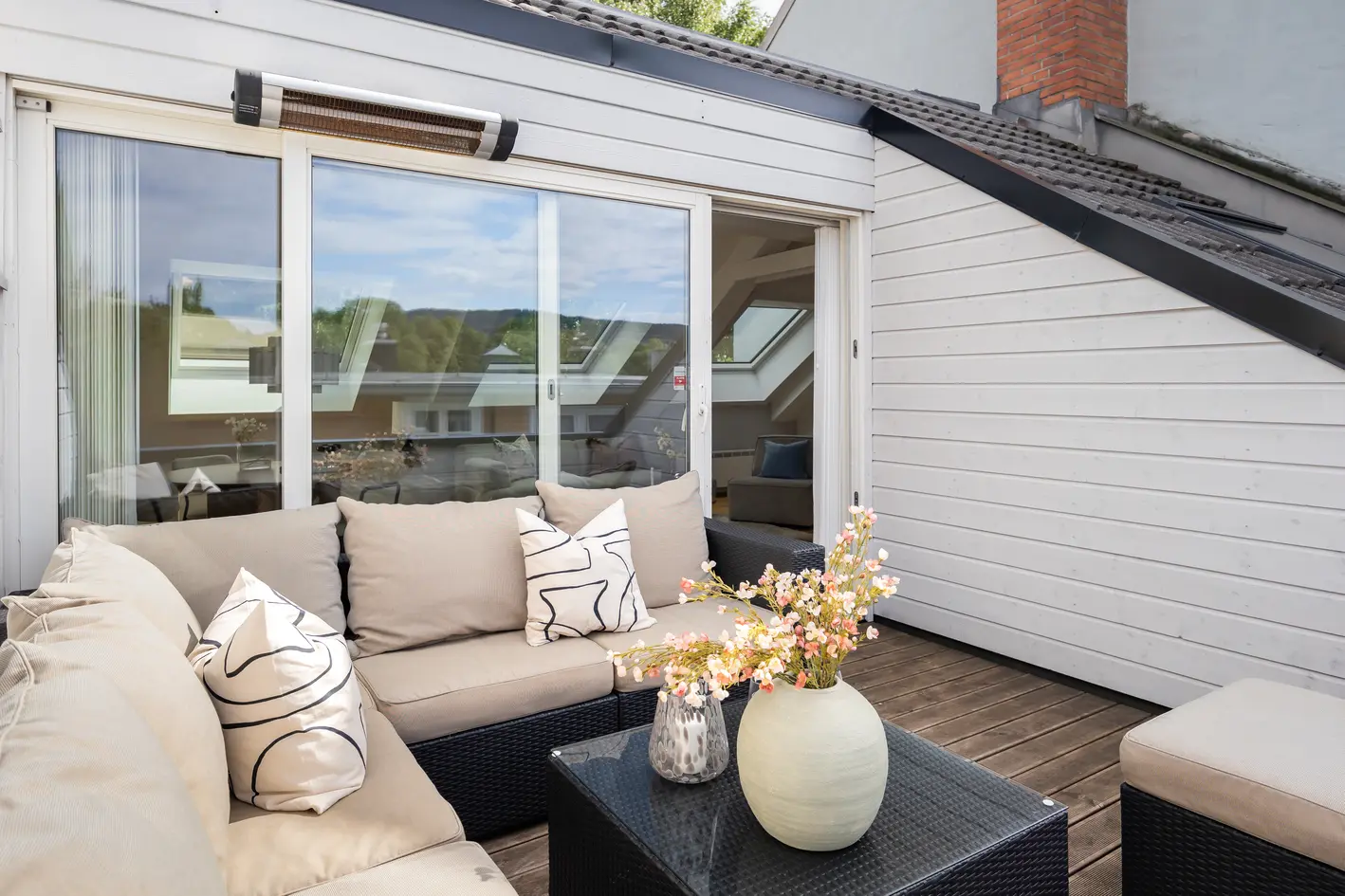 Innbydende 3-roms selveier med privat takterrasse, flott utsikt og formidable solforhold. P-kjeller. Privat og sentralt. photo 4