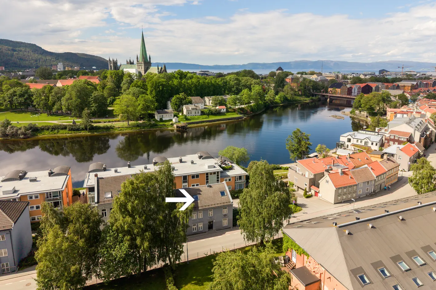 Innbydende 3-roms selveier med privat takterrasse, flott utsikt og formidable solforhold. P-kjeller. Privat og sentralt. photo 2