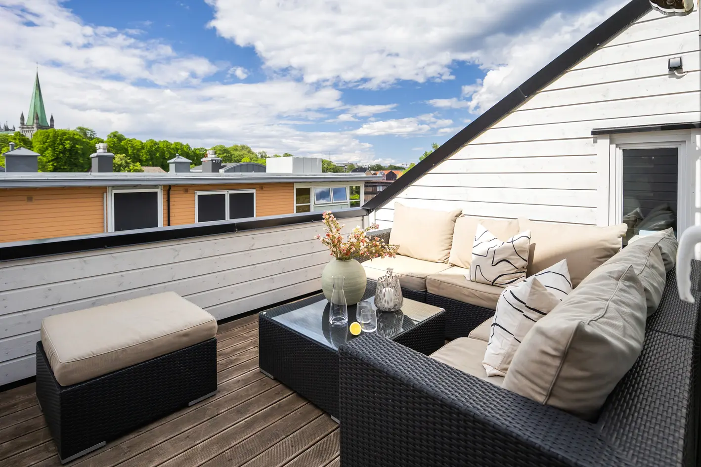Innbydende 3-roms selveier med privat takterrasse, flott utsikt og formidable solforhold. P-kjeller. Privat og sentralt.