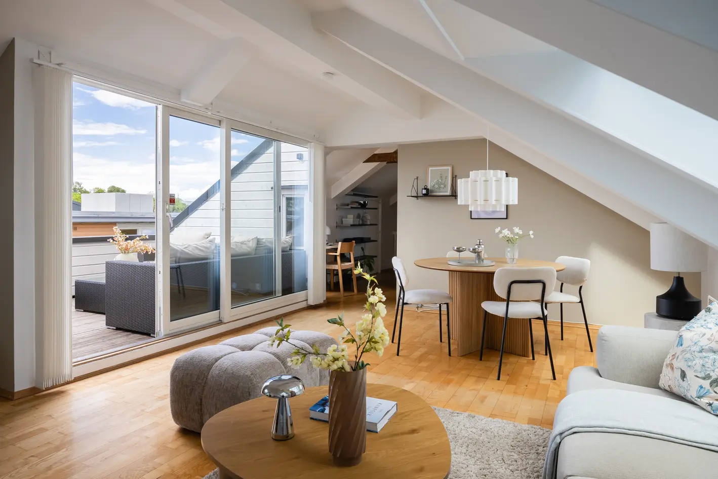 Innbydende 3-roms selveier med privat takterrasse, flott utsikt og formidable solforhold. P-kjeller. Privat og sentralt. photo 5
