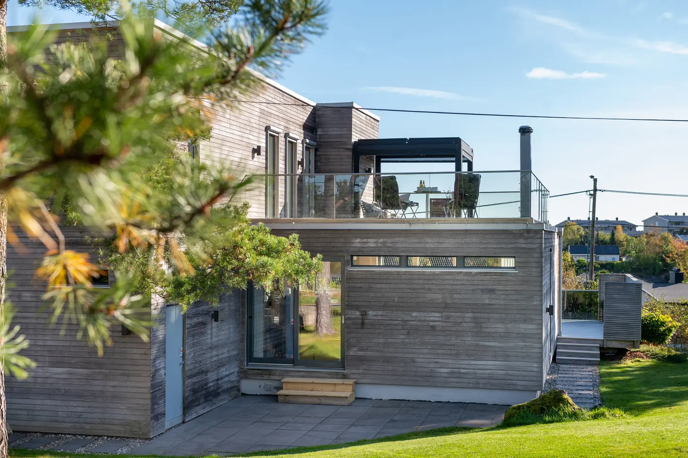 Kun én time fra Oslo | Unik funkisbolig med spektakulær utsikt, store uteplasser og gjennomført høy standard. photo 5