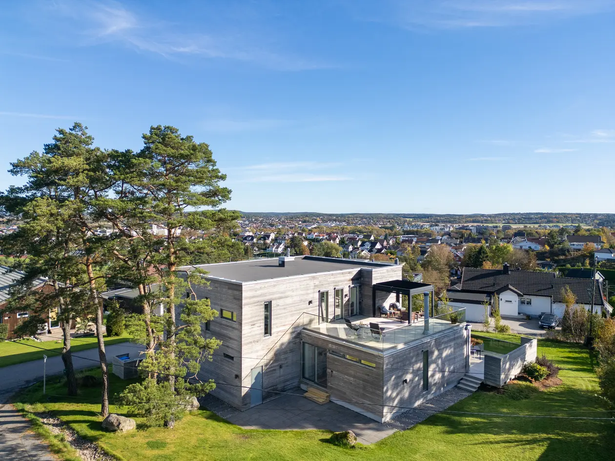 Kun én time fra Oslo | Unik funkisbolig med spektakulær utsikt, store uteplasser og gjennomført høy standard.