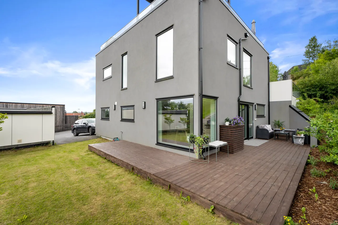 Moderne 3-roms leilighet fra 2018 med hage og carport photo 3