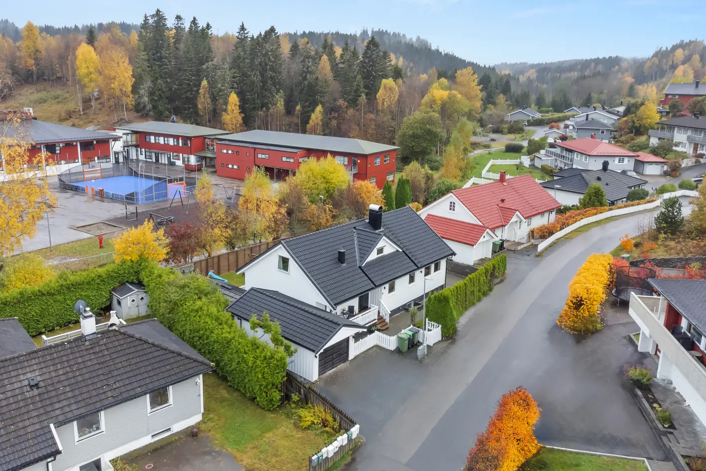 Innholdsrik enebolig med påkostede løsninger i barnevennlig nabolag | Moderne | Garasje | Egen inngang kjeller - Bilde 3