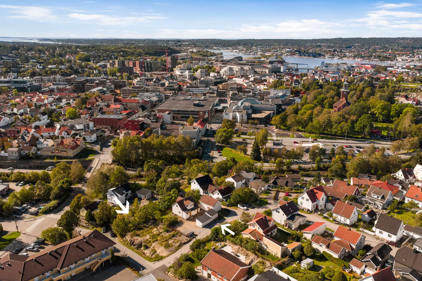 3 godkjente boenheter | Ubebygget selveiertomt på 737 m² | Gangavstand til sentrum, tog og buss