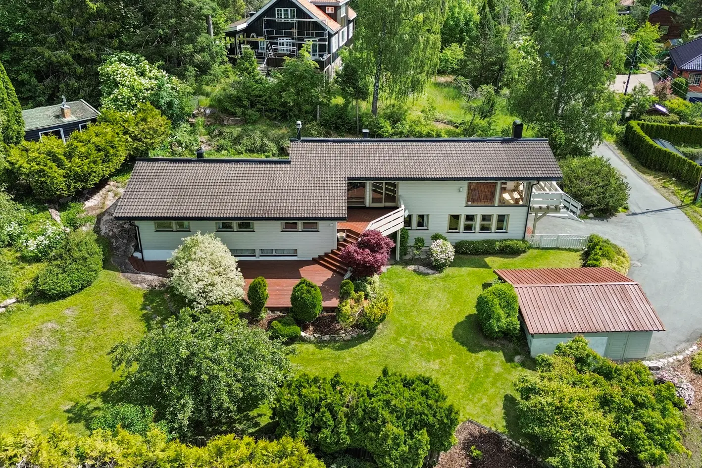 Enebolig med panoramautsikt og særpreg | Hageparadis innerst i blindvei | Fem soverom | Utleiemulighet | Dobbelgarasje photo 3