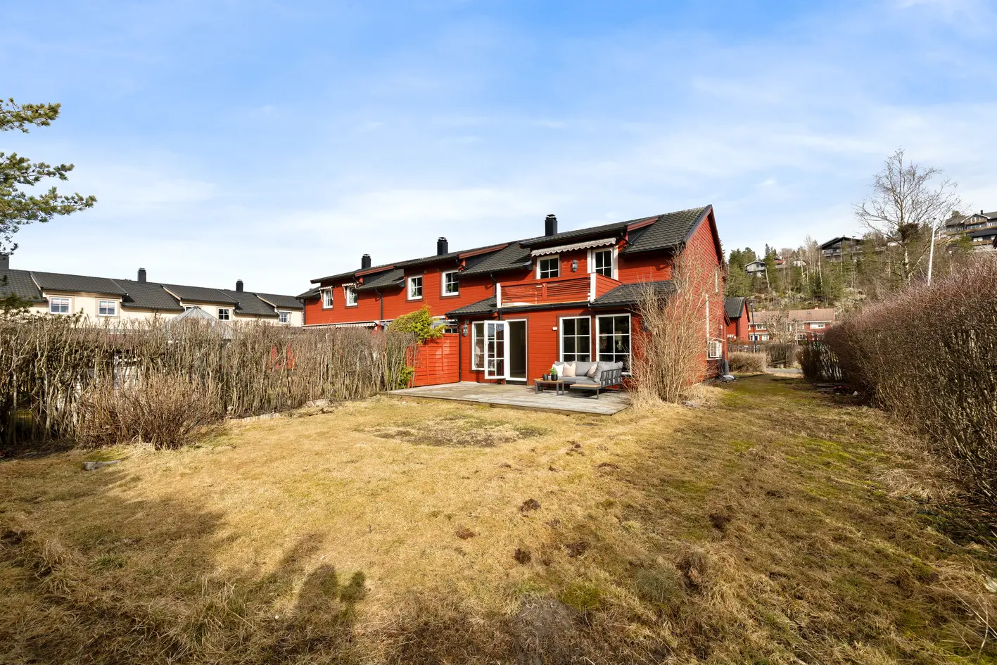 Attraktivt, lyst og nyoppusset (2025/2026) enderekkehus m/solrike uteområder! Garasje - Peis - 3 sov - God beliggenhet! photo 4