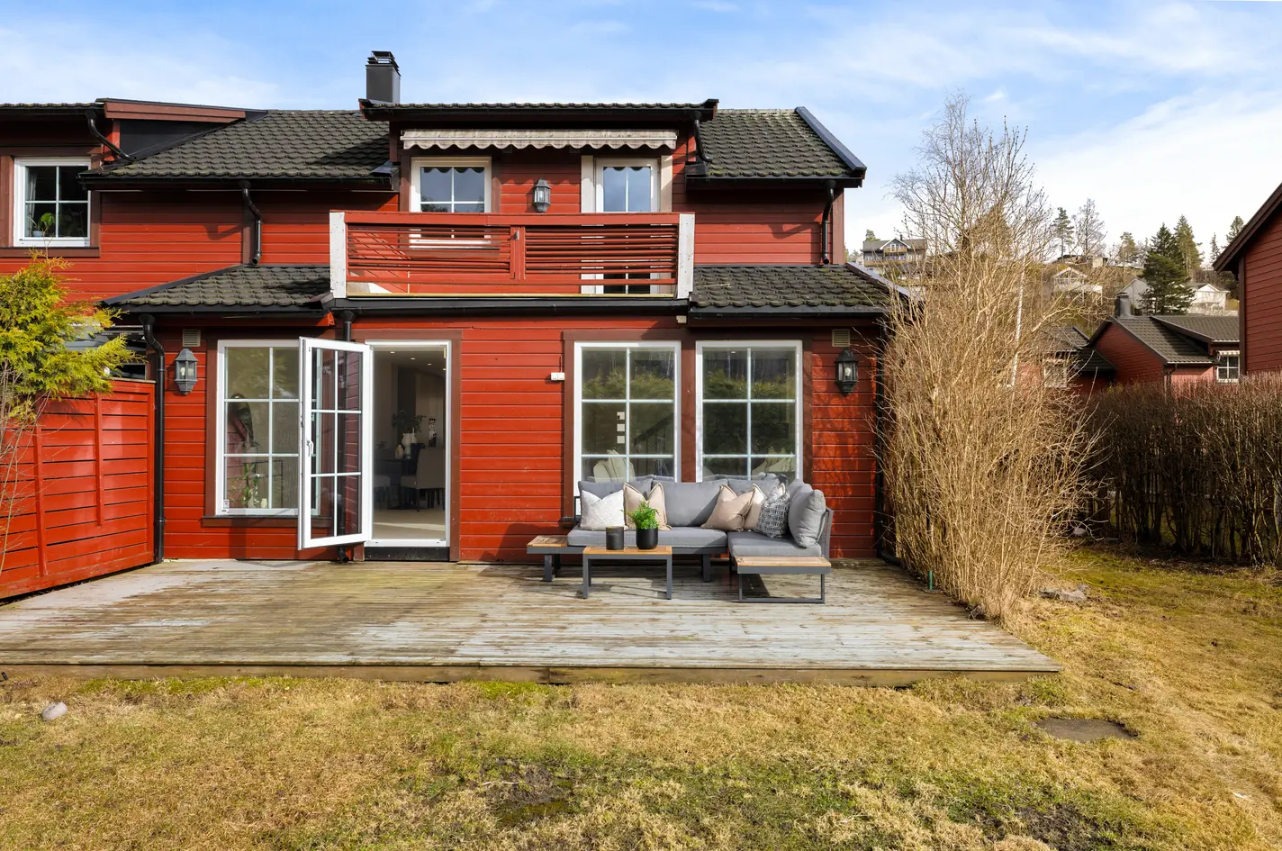 Attraktivt, lyst og nyoppusset (2025/2026) enderekkehus m/solrike uteområder! Garasje - Peis - 3 sov - God beliggenhet! photo 3