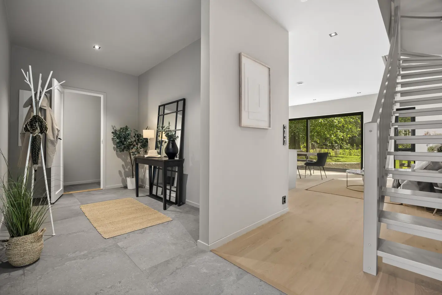 Stilrent, moderne enderekkehus – Høy standard / Oppf. 2024 – Fjordgløtt - Dobbel carport – Hage og takterrasse photo 4