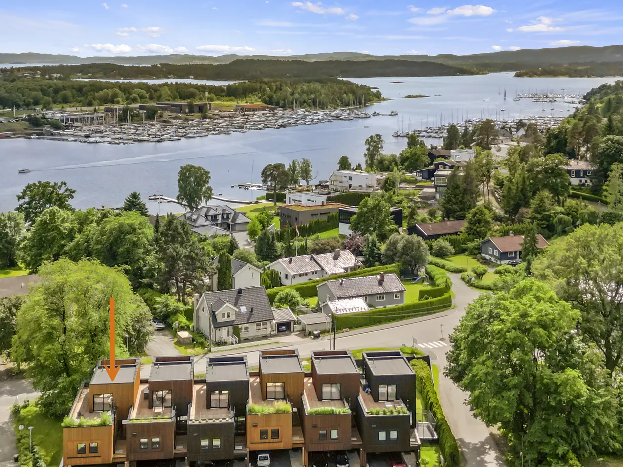 Stilrent, moderne enderekkehus – Høy standard / Oppf. 2024 – Fjordgløtt - Dobbel carport – Hage og takterrasse