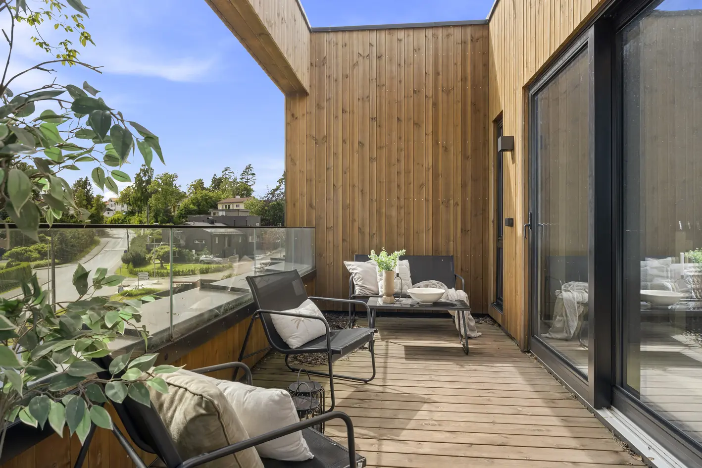 Stilrent, moderne enderekkehus – Høy standard / Oppf. 2024 – Fjordgløtt - Dobbel carport – Hage og takterrasse photo 3