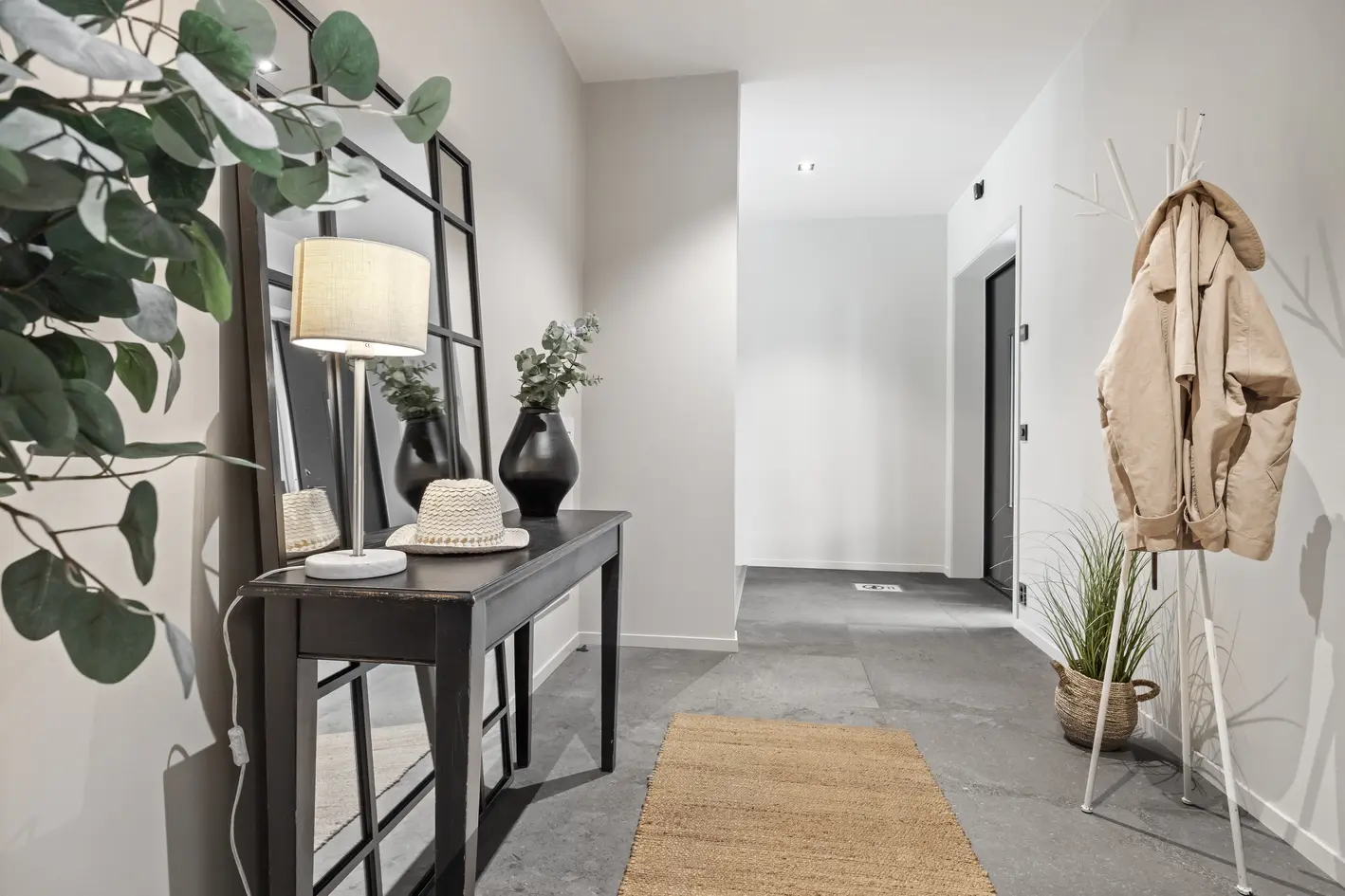 Stilrent, moderne enderekkehus – Høy standard / Oppf. 2024 – Fjordgløtt - Dobbel carport – Hage og takterrasse photo 5