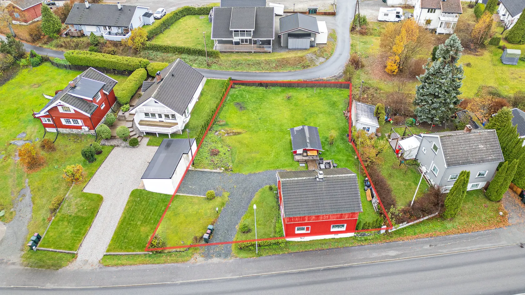 Enebolig med renoveringsbehov | Romslig tomt på 952 kvm | Gode solforhold | Barnevennlig! 
