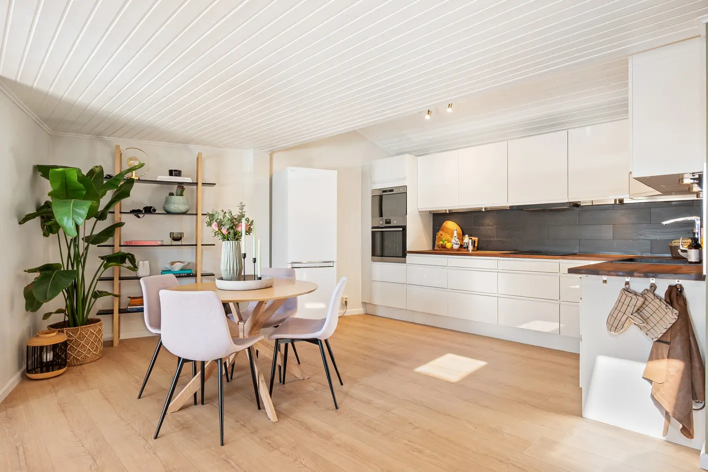 Oppgradert selveier med hems og gulvareal på 96m² - Sydvendt veranda - Parkering - Skjermet og sentral beliggenhet!