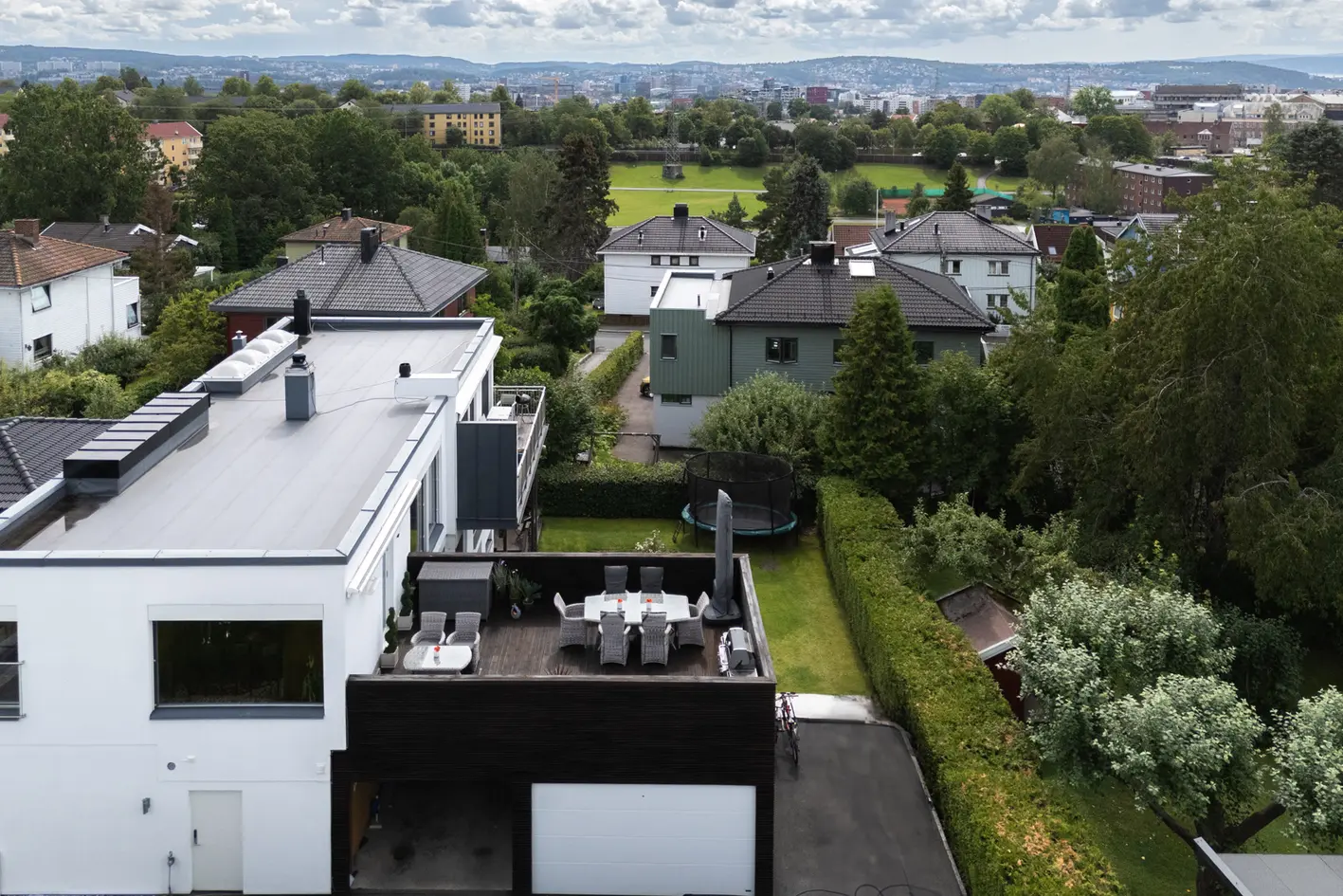 Familievennlig, påkostet og lekker ½-part 2-mannsbolig - Meget høy standard - Flott hage og solrik takterrasse photo 2