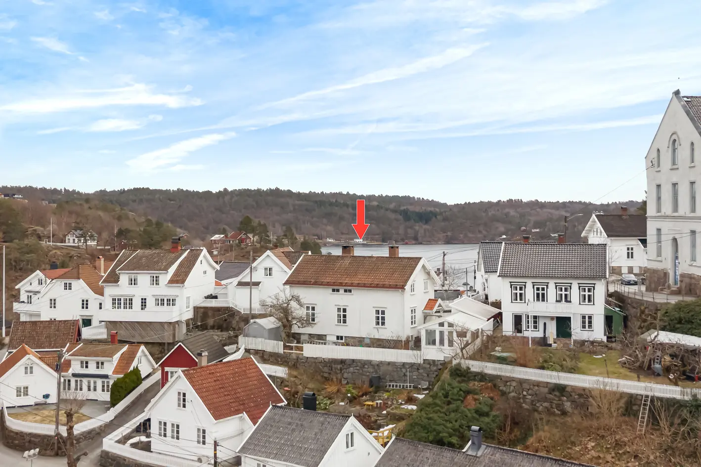 Innholdsrik enebolig i hjertet av Tvedestrand! Koselige uteplasser, sommerstue og utsikt over sentrum! photo 3
