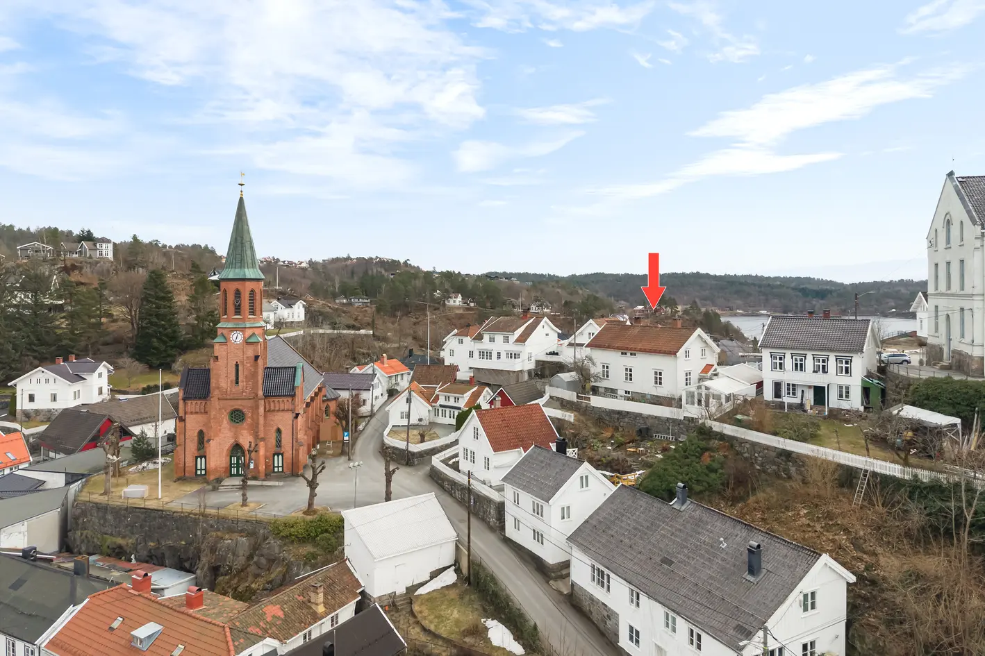 Innholdsrik enebolig i hjertet av Tvedestrand! Koselige uteplasser, sommerstue og utsikt over sentrum!