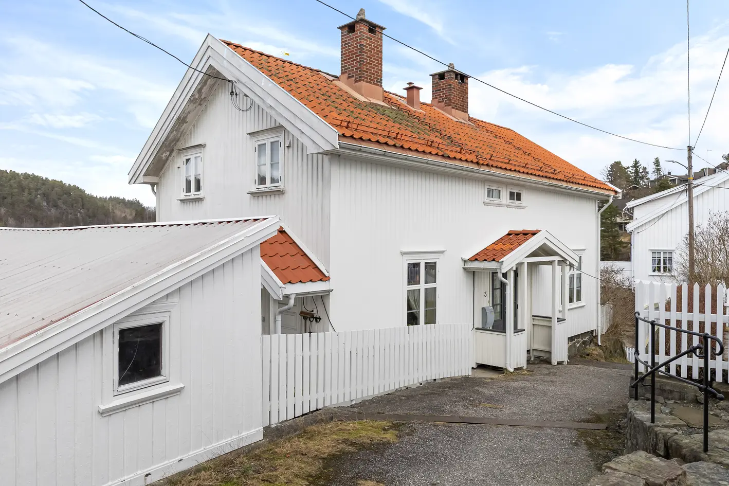 Innholdsrik enebolig i hjertet av Tvedestrand! Koselige uteplasser, sommerstue og utsikt over sentrum! photo 2