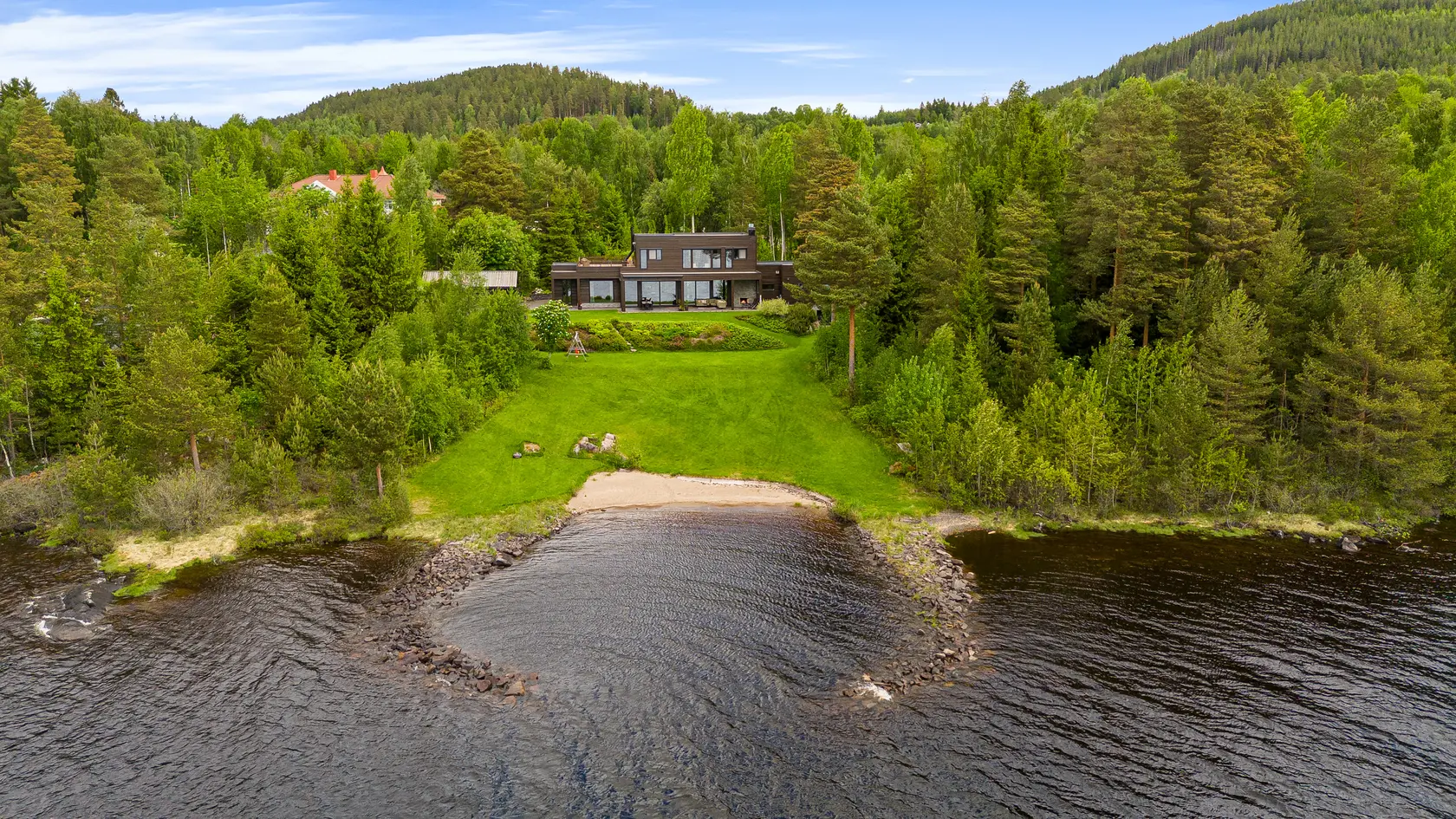 Praktfull strandeiendom | Storsjøens solside | Eksklusiv funkisvilla | Strandlinje på 150m | 9 mål tomt | IKKE BOPLIKT photo 2