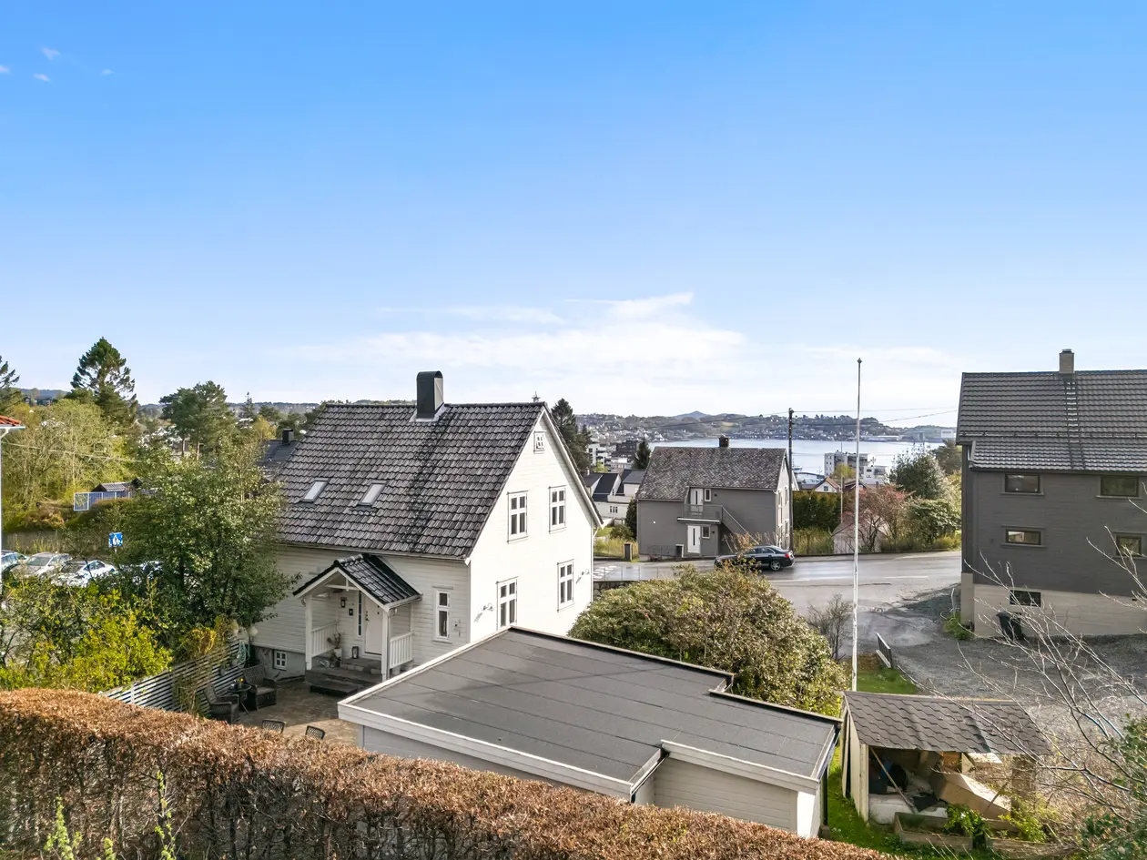 Flott og innholdsrik enebolig med attraktiv beliggenhet og gode solforhold - Utsikt - Hage photo 3