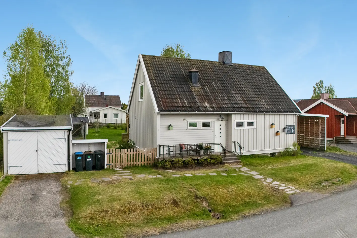 Koselig og innbydende enebolig med sentral beliggenhet. Skjermet og pent opparbeidet hage. Garasje og carport. - Bilde 2