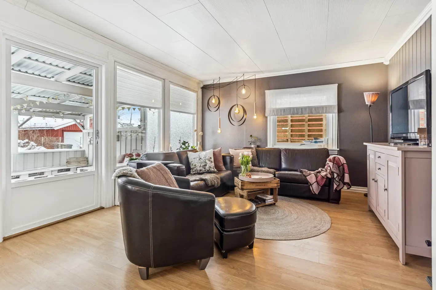 Koselig og innbydende enebolig med sentral beliggenhet. Skjermet og pent opparbeidet hage. Garasje og carport. - Bilde 5