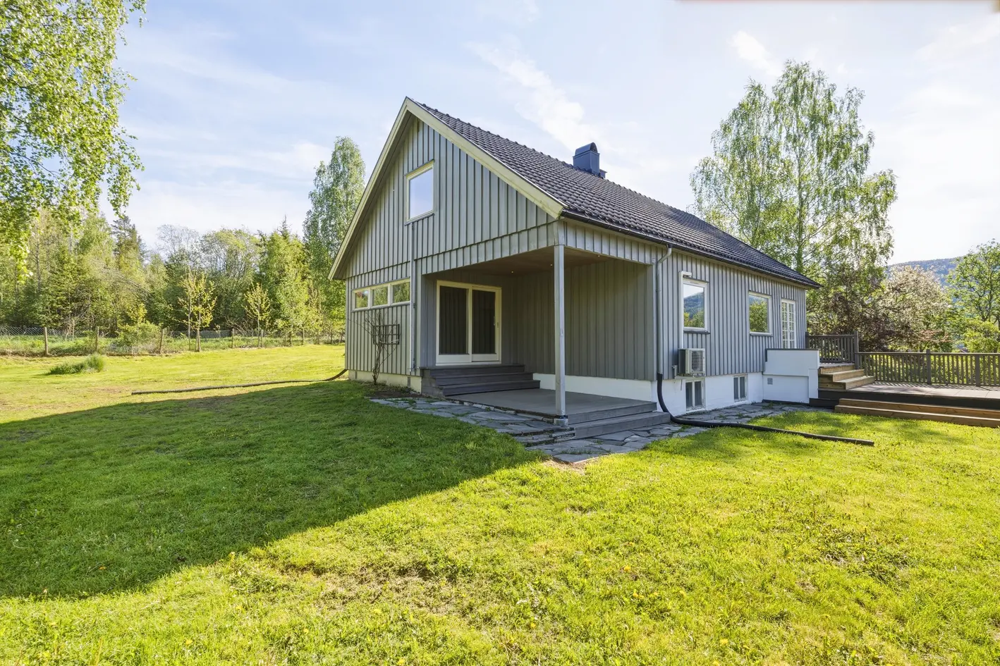 Velholdt og pen enebolig på 272m² i landlige omgivelser, kun 3 min fra sentrum. Frodig tomt på over 2,5 mål. Garasje. photo 3