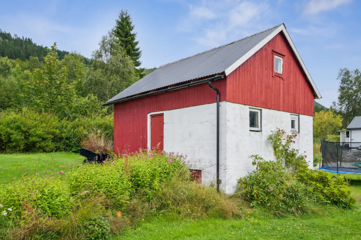 Sjarmerende eiendom med flott hage og mye potensiale på stor, solrik og sørvendt tomt. Løe med flere bruksmuligheter!  photo 4