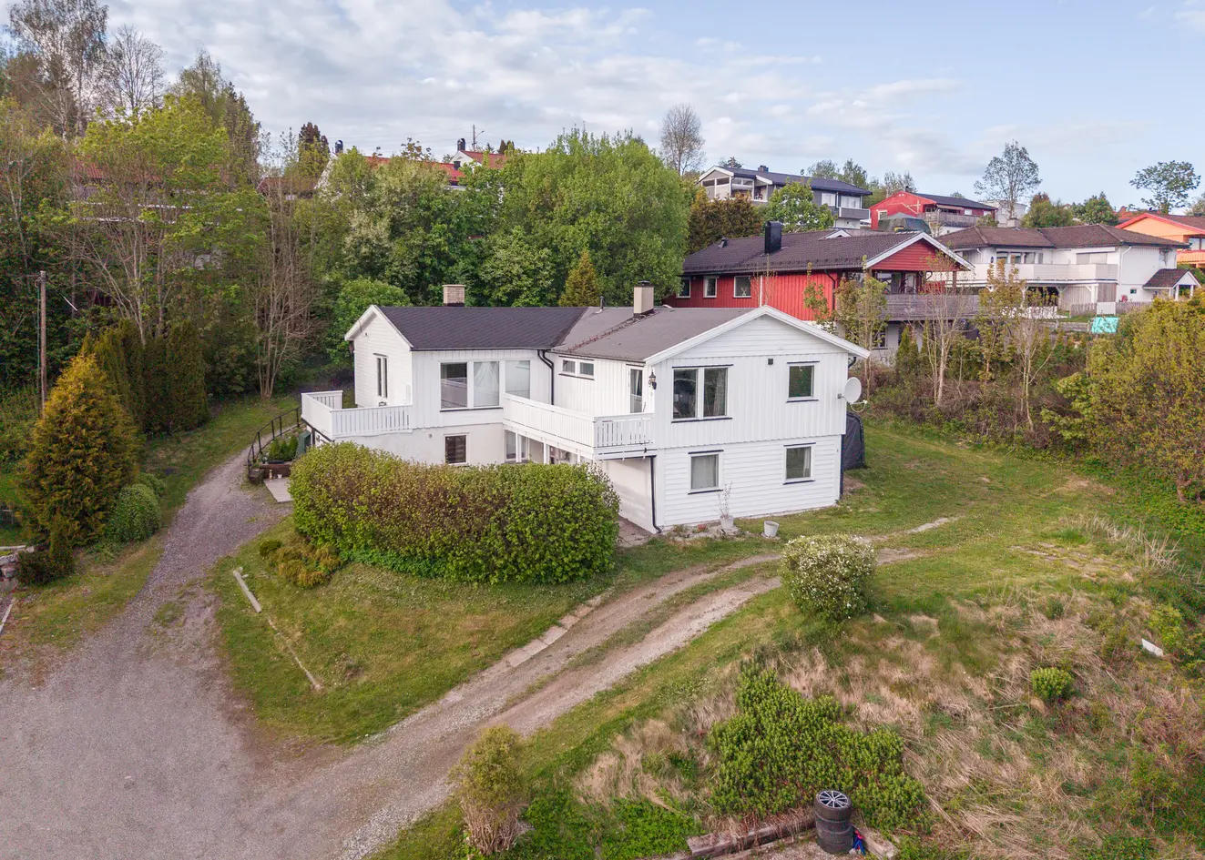 Tomannsbolig med stort potensial, 1 526 kvm tomt med fradelingsmulighet. 2 leiligheter og ca. kr 330 000 i leieinntekter