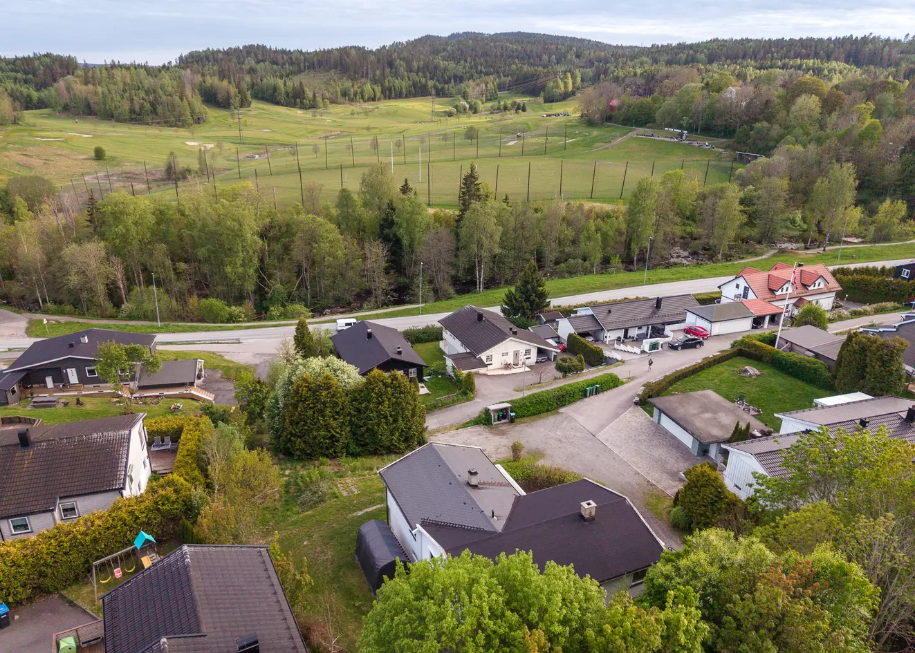 Tomannsbolig med stort potensial, 1 526 kvm tomt med fradelingsmulighet. 2 leiligheter og ca. kr 330 000 i leieinntekter photo 3