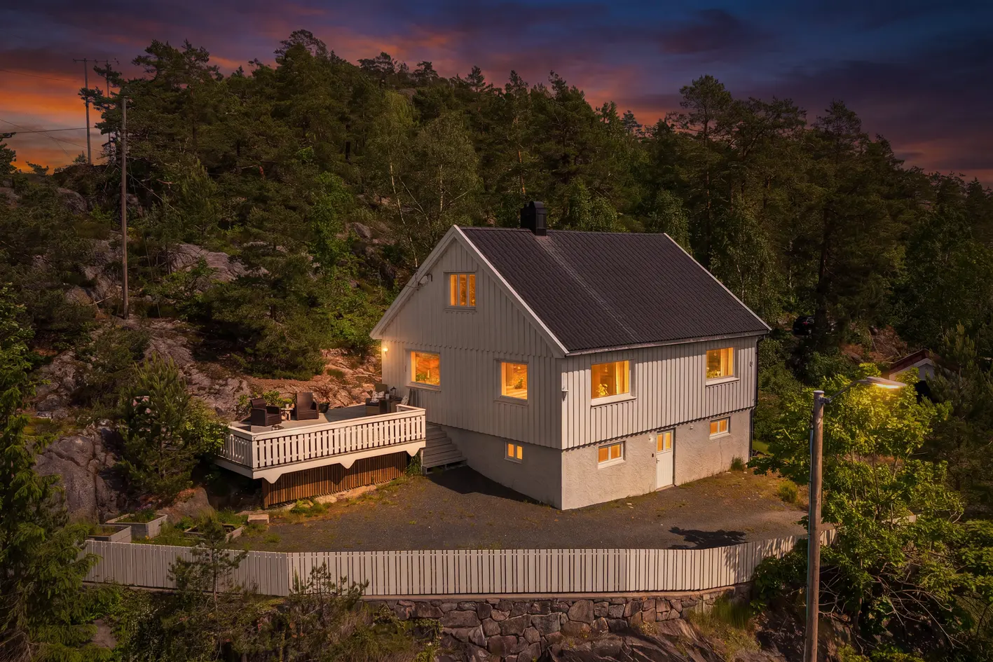 Enebolig over 3 plan | 3 soverom | Solrik tomt m/stor terrasse | Barnevennlig og sentral beliggenhet