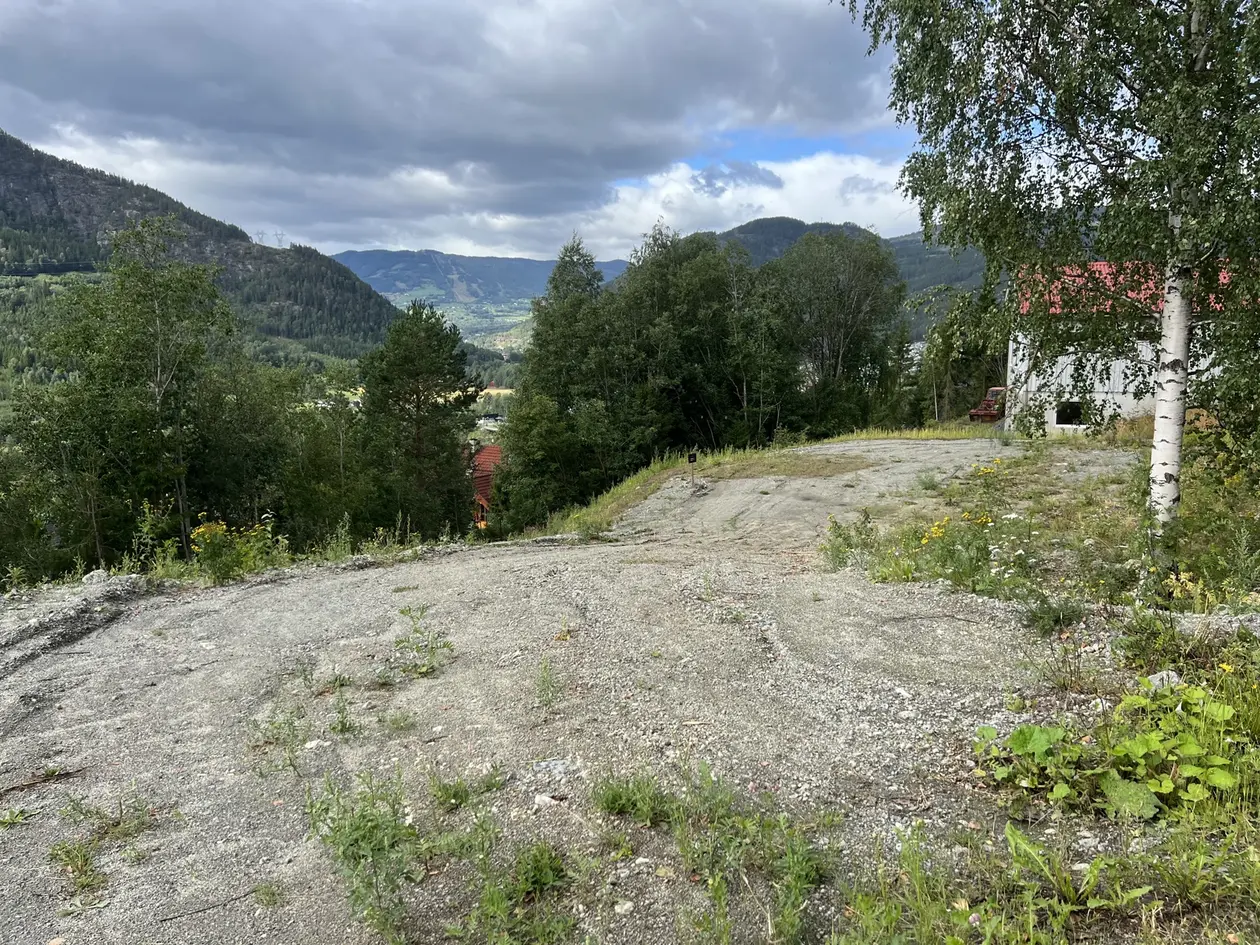 Gorolie | Romslig tomt med solrik beliggenhet | Vann, avløp, strøm og nett på tomten | Ferdig planert photo 4