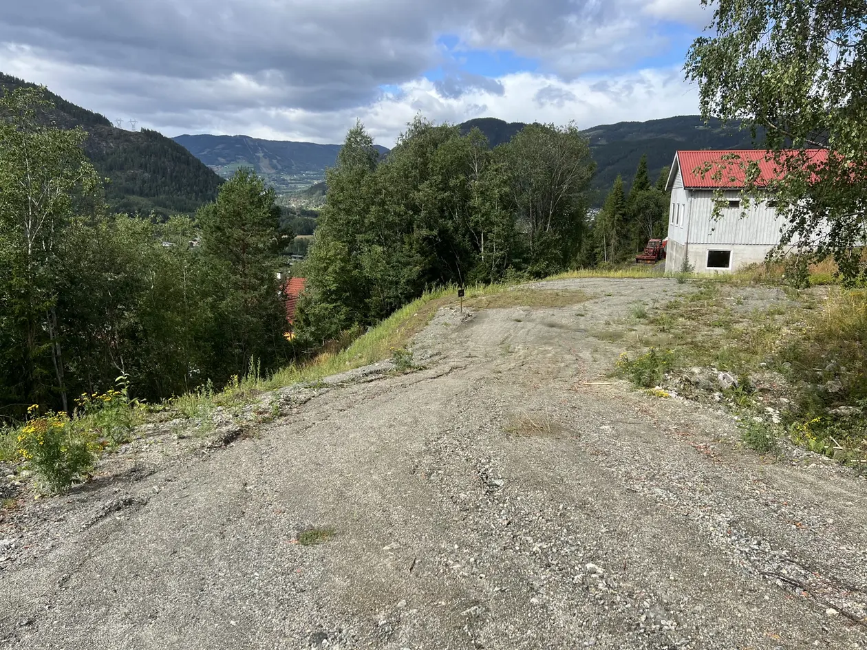 Gorolie | Romslig tomt med solrik beliggenhet | Vann, avløp, strøm og nett på tomten | Ferdig planert photo 2