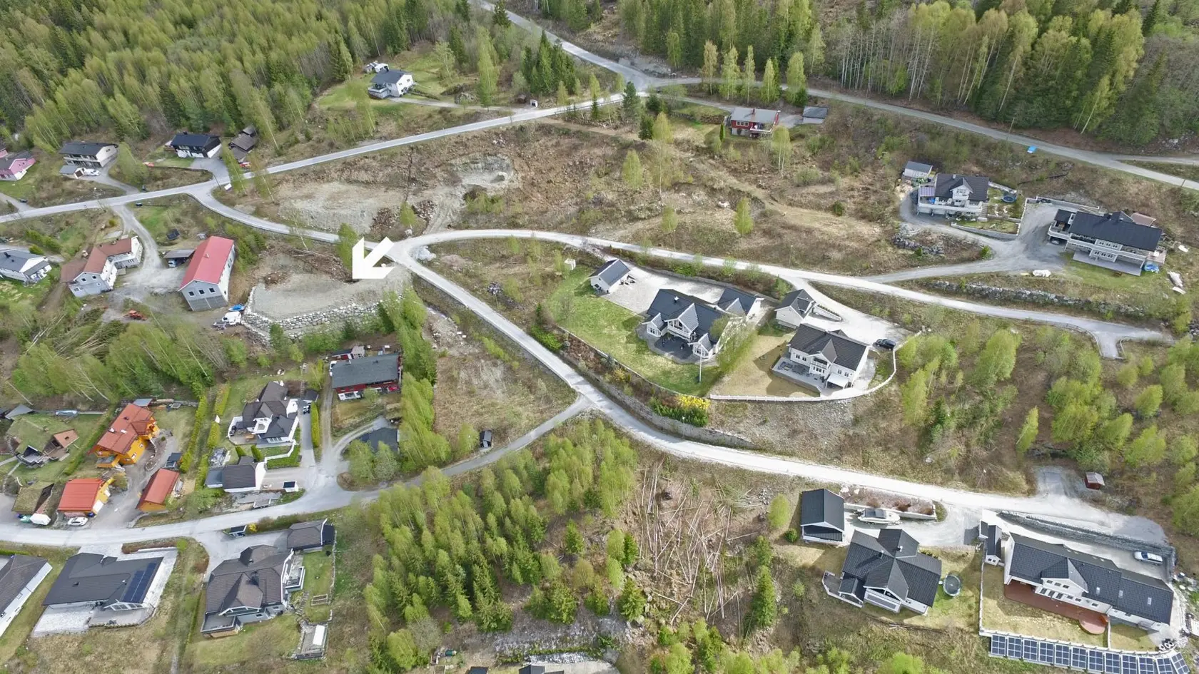Gorolie | Romslig tomt med solrik beliggenhet | Vann, avløp, strøm og nett på tomten | Ferdig planert