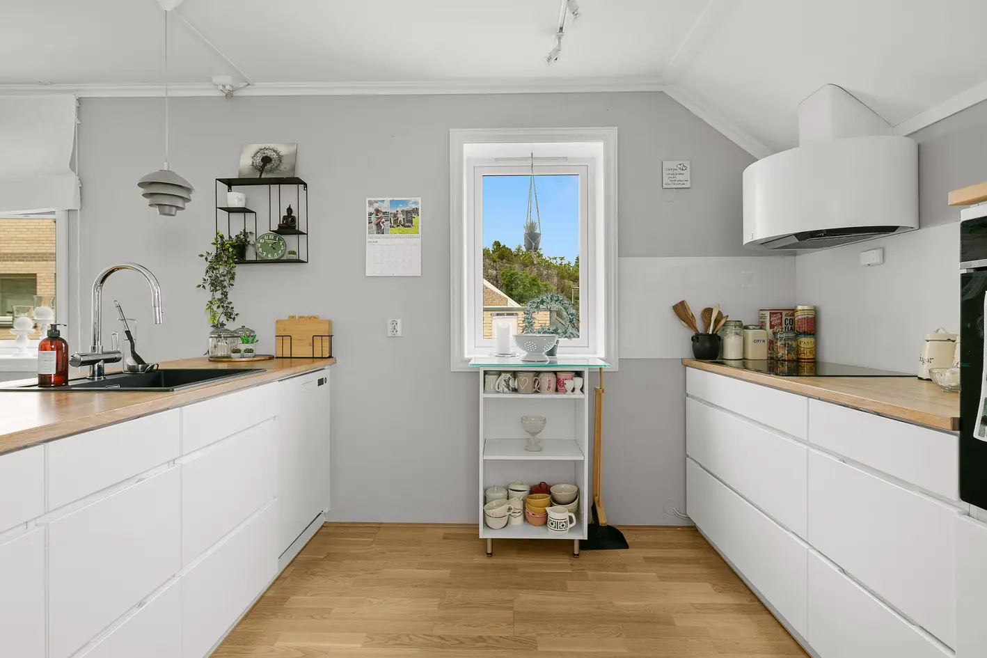 Lekker utsiktsleilighet med sentral beliggenhet. 2 soverom. Koselig balkong med panorama sjøutsikt. Garasjeplass.  photo 5