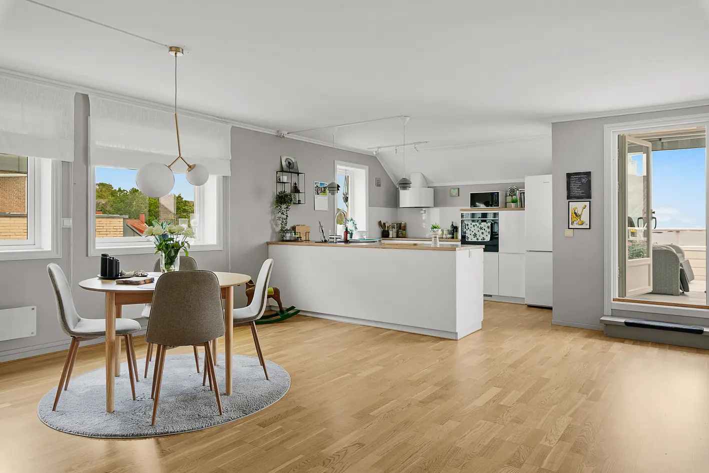 Lekker utsiktsleilighet med sentral beliggenhet. 2 soverom. Koselig balkong med panorama sjøutsikt. Garasjeplass.  photo 2