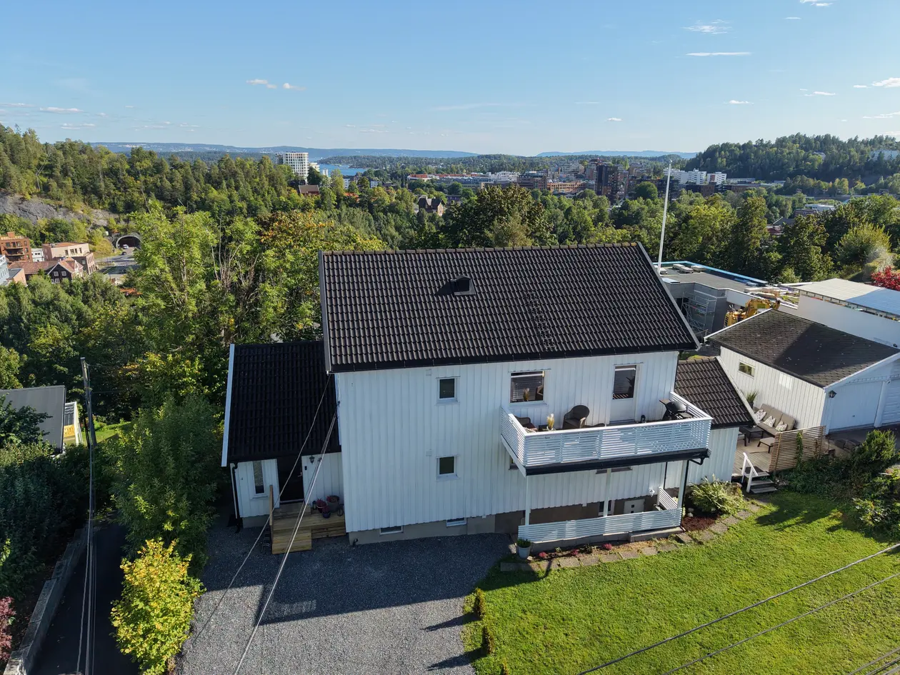 Modernisert familiebolig med utsikt og godkjent hybel | 6 soverom | 4 bad| Stor og solrik utsiktstomt | Garasje|Blindvei