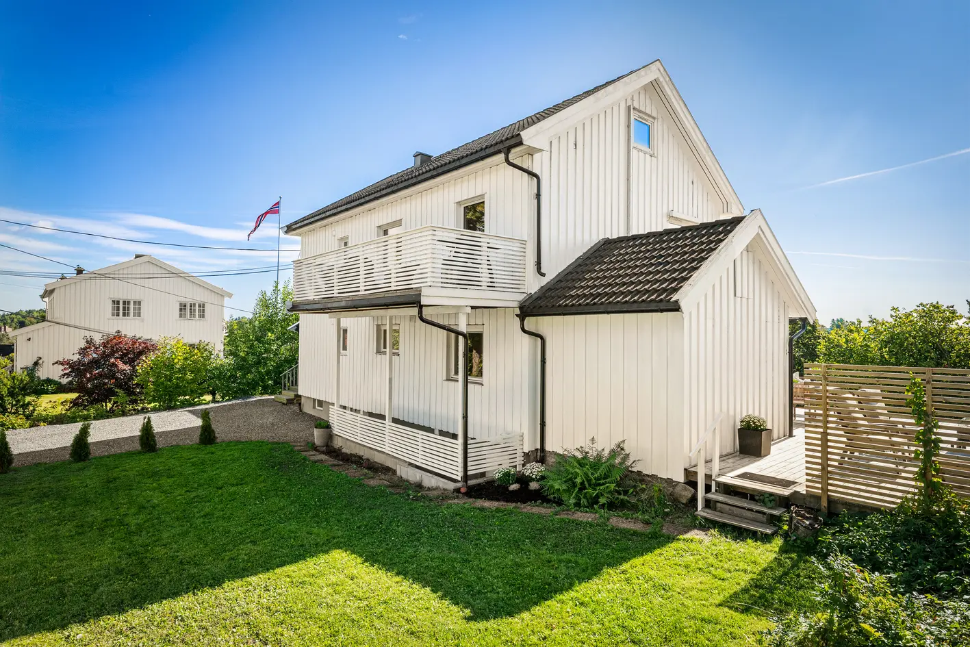 Modernisert familiebolig med utsikt og godkjent hybel | 6 soverom | 4 bad| Stor og solrik utsiktstomt | Garasje|Blindvei photo 3