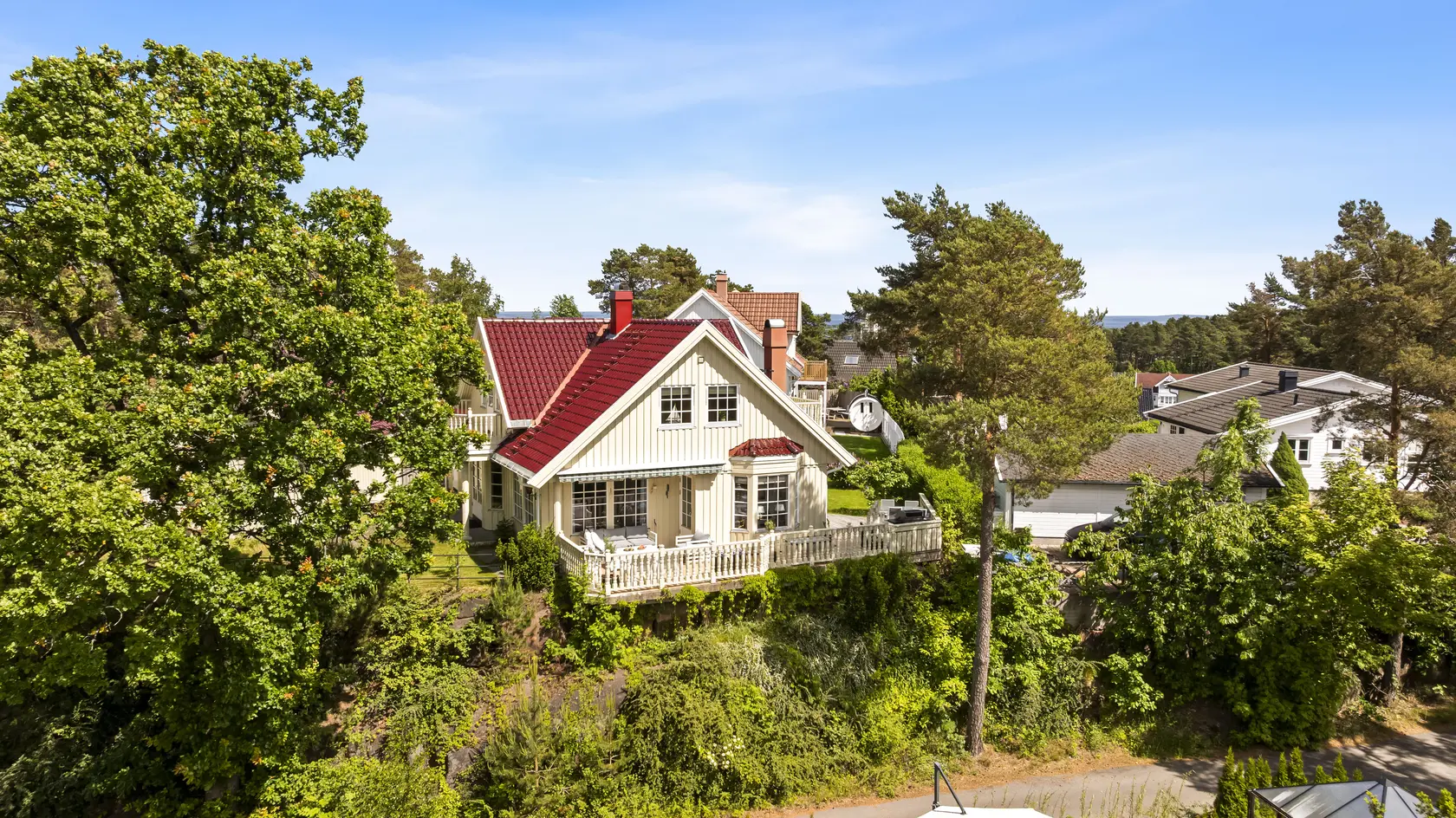 Romslig familiebolig med flott sjøutsikt og gode solforhold på populære Husøy – flere stuer, tre soverom og garasje! photo 3