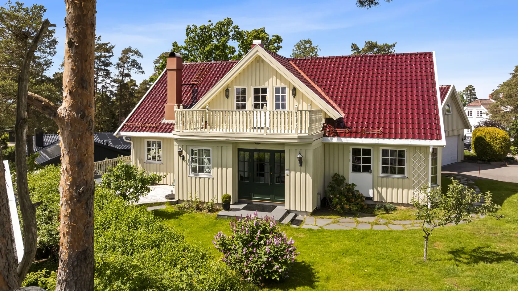 Romslig familiebolig med flott sjøutsikt og gode solforhold på populære Husøy – flere stuer, tre soverom og garasje! photo 4