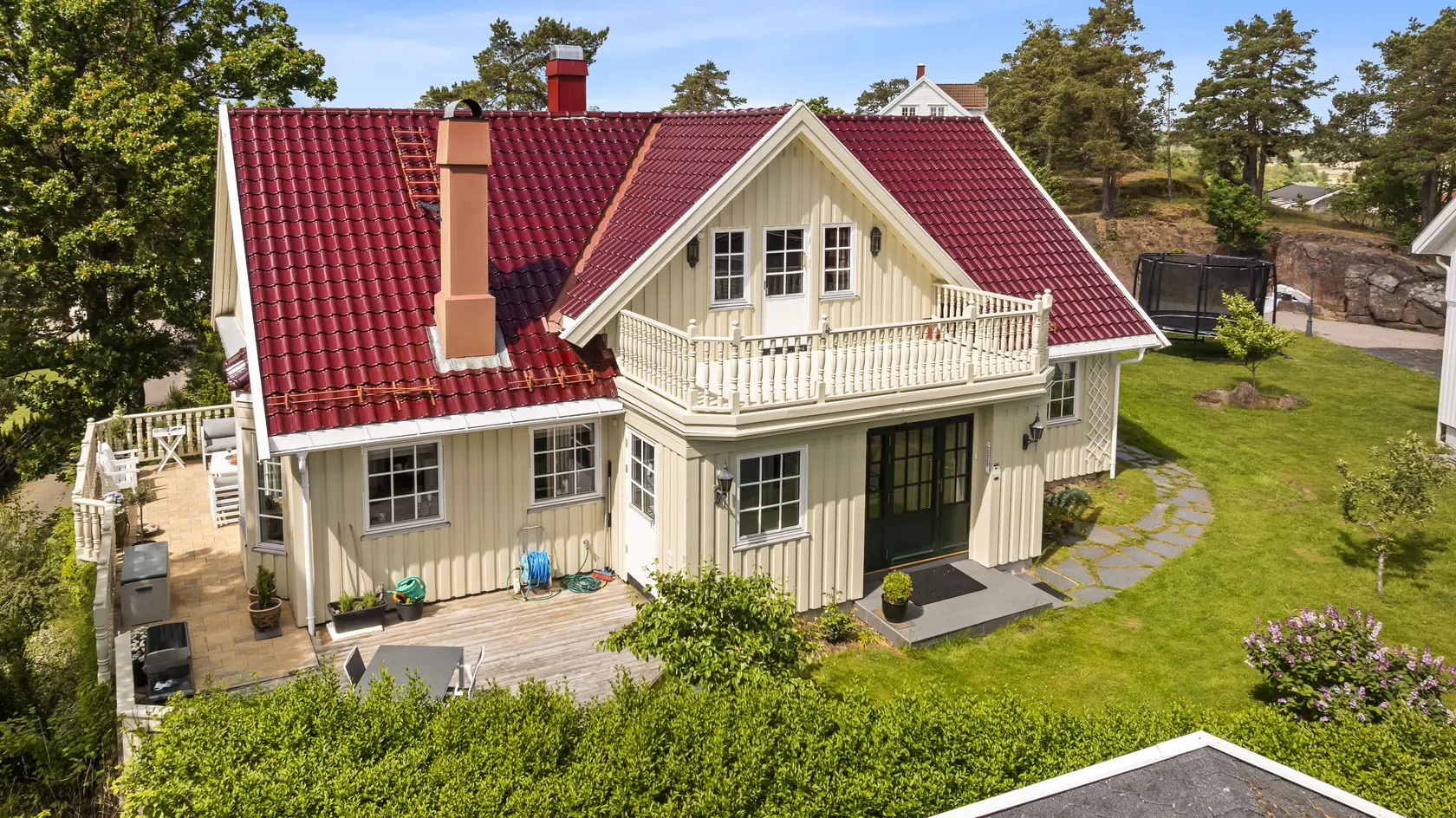 Romslig familiebolig med flott sjøutsikt og gode solforhold på populære Husøy – flere stuer, tre soverom og garasje!