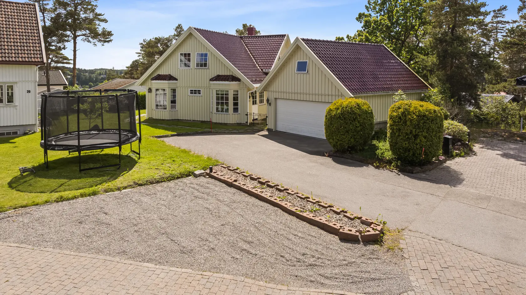 Romslig familiebolig med flott sjøutsikt og gode solforhold på populære Husøy – flere stuer, tre soverom og garasje! photo 5