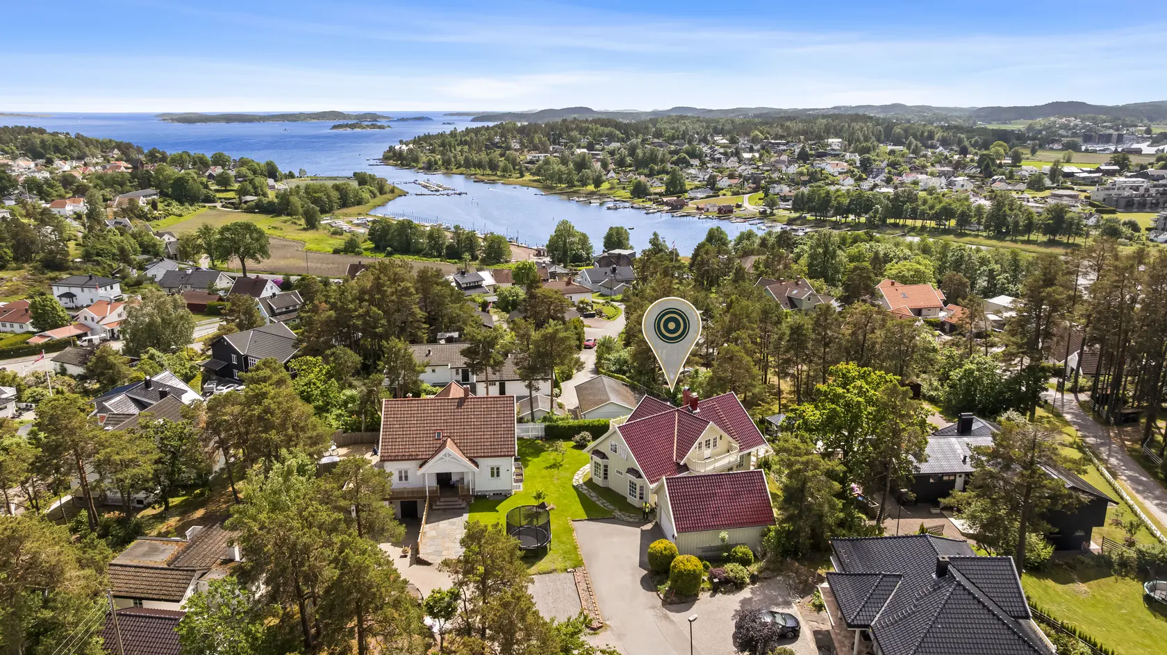 Romslig familiebolig med flott sjøutsikt og gode solforhold på populære Husøy – flere stuer, tre soverom og garasje! photo 2
