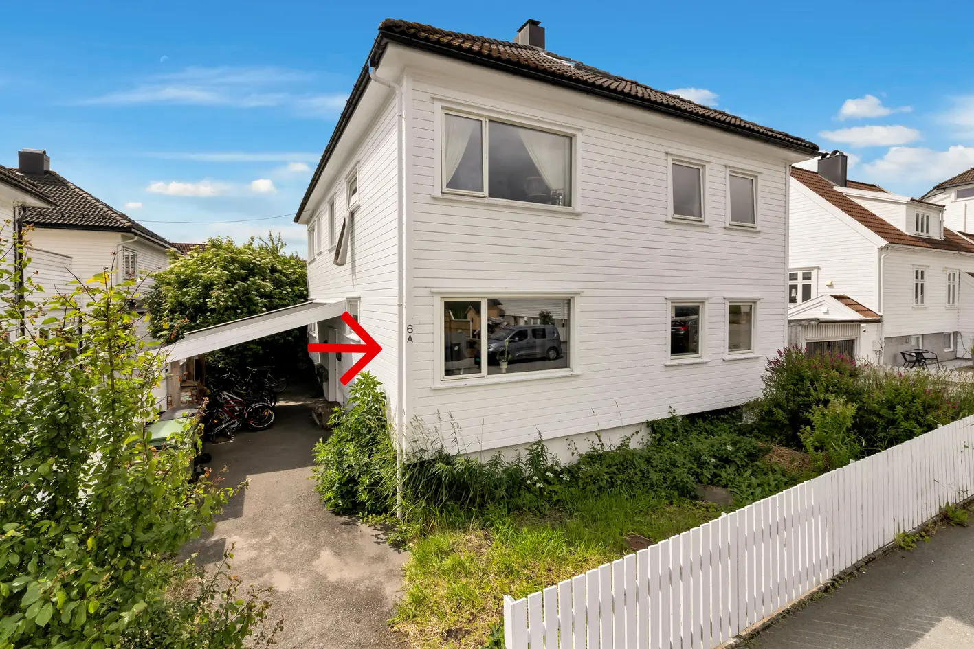 Lys selveier over 2 plan. Nyere kjøkken og flott bad. Meget populær adresse.
