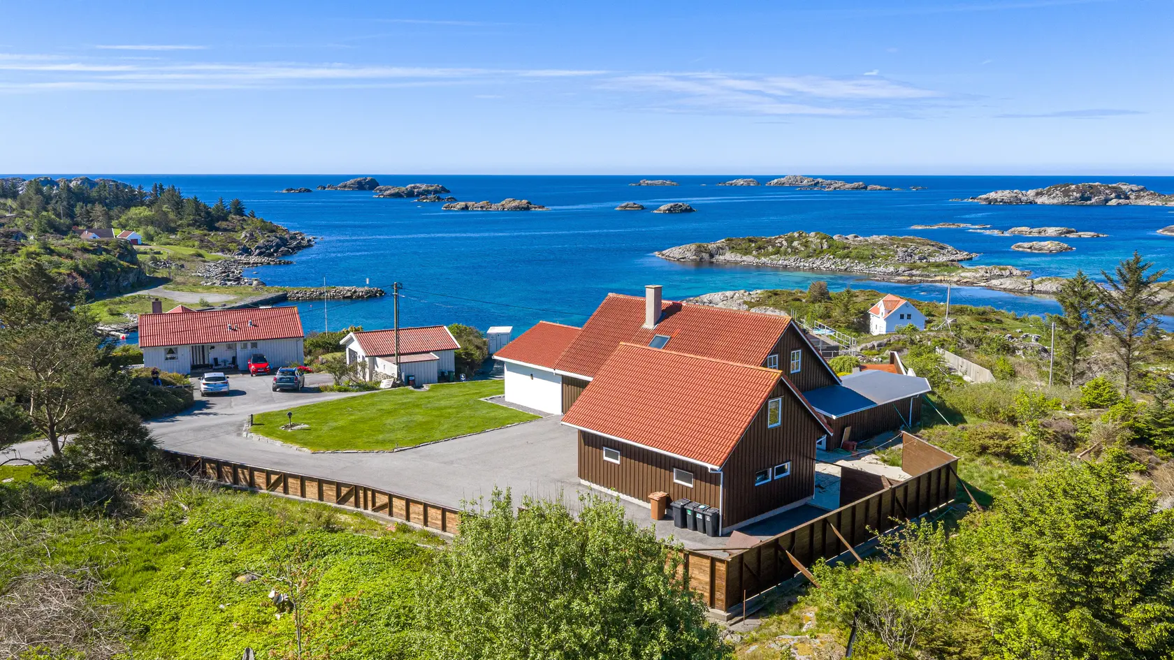 Flott og innholdsrik enebolig med fantastisk utsiktbeliggenhet og svært pent opparbeidet tomt - Dobbel garasje! photo 2