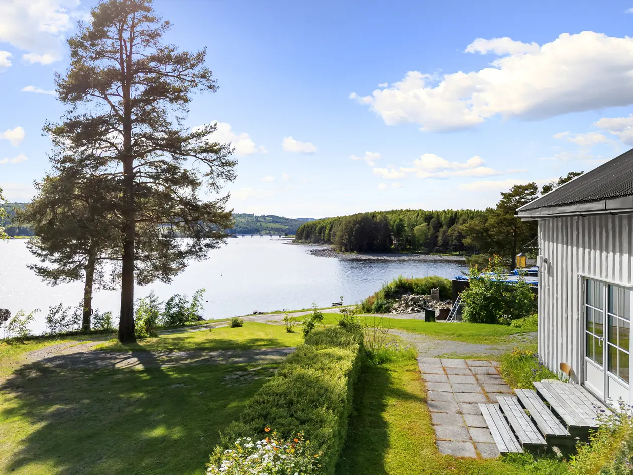 BRUMUNDDAL - Idyllisk eiendom med stor tomt ved mjøskanten. Utviklingsmuligheter! photo 2