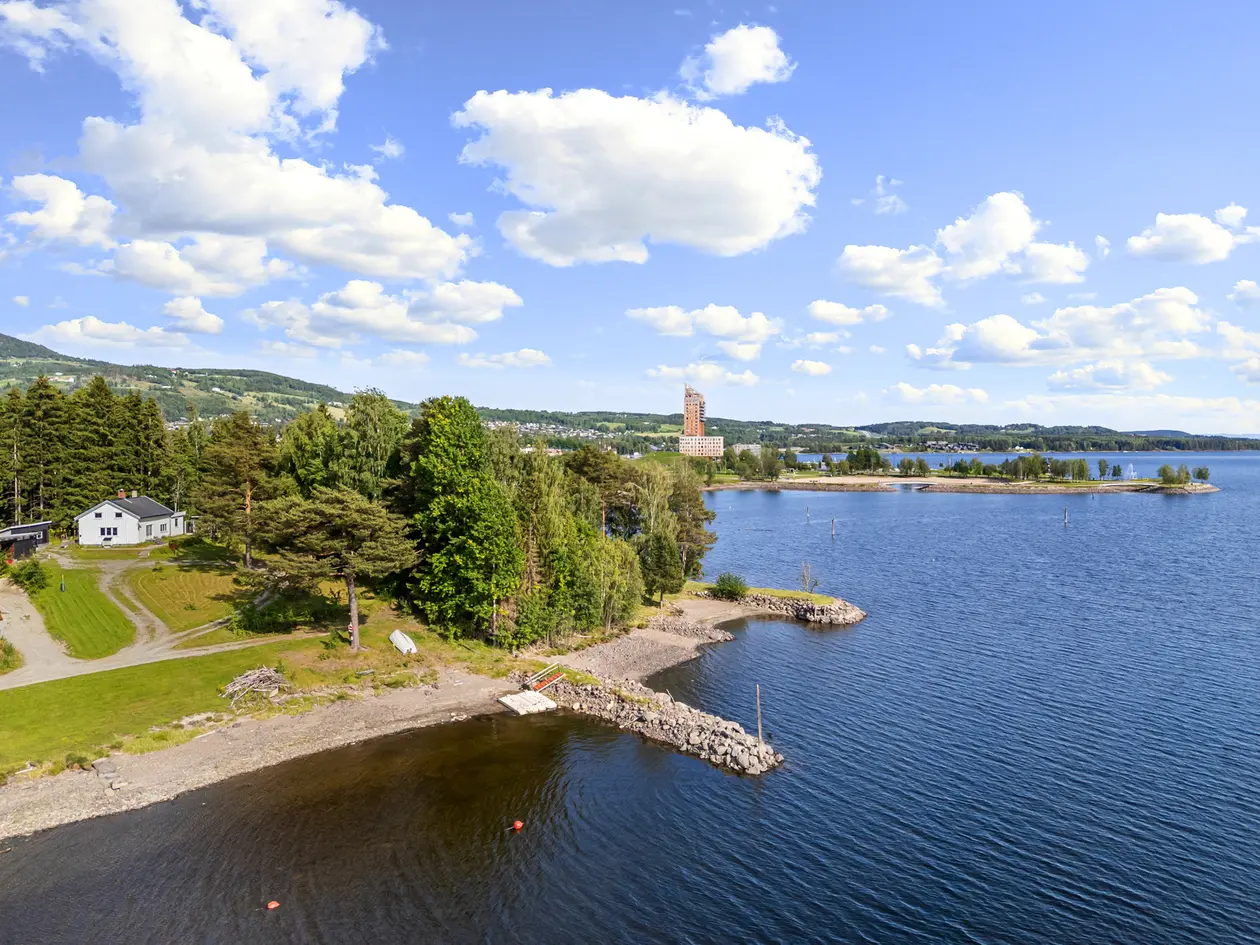 BRUMUNDDAL - Idyllisk eiendom med stor tomt ved mjøskanten. Utviklingsmuligheter!