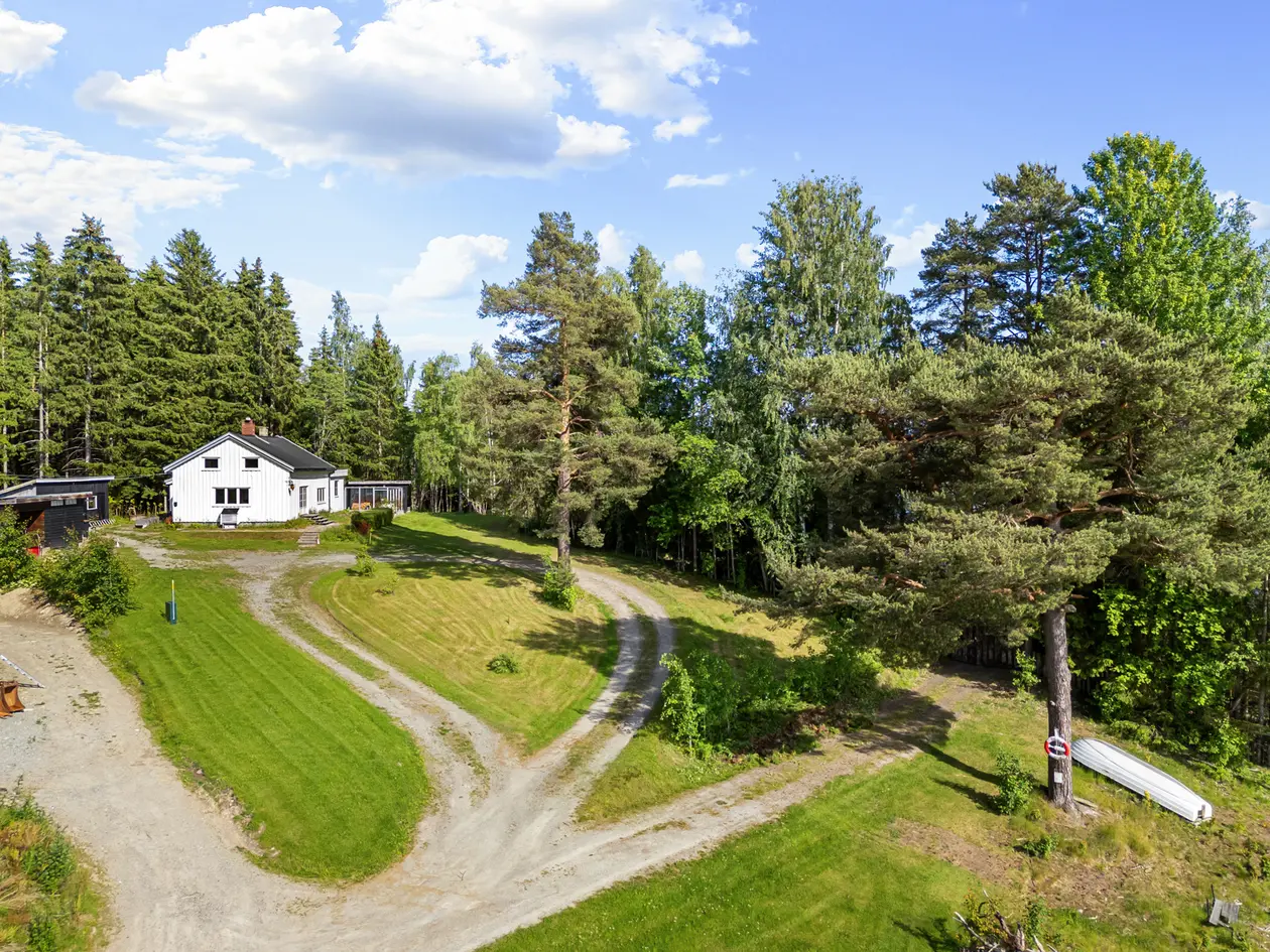 BRUMUNDDAL - Idyllisk eiendom med stor tomt ved mjøskanten. Utviklingsmuligheter! photo 4