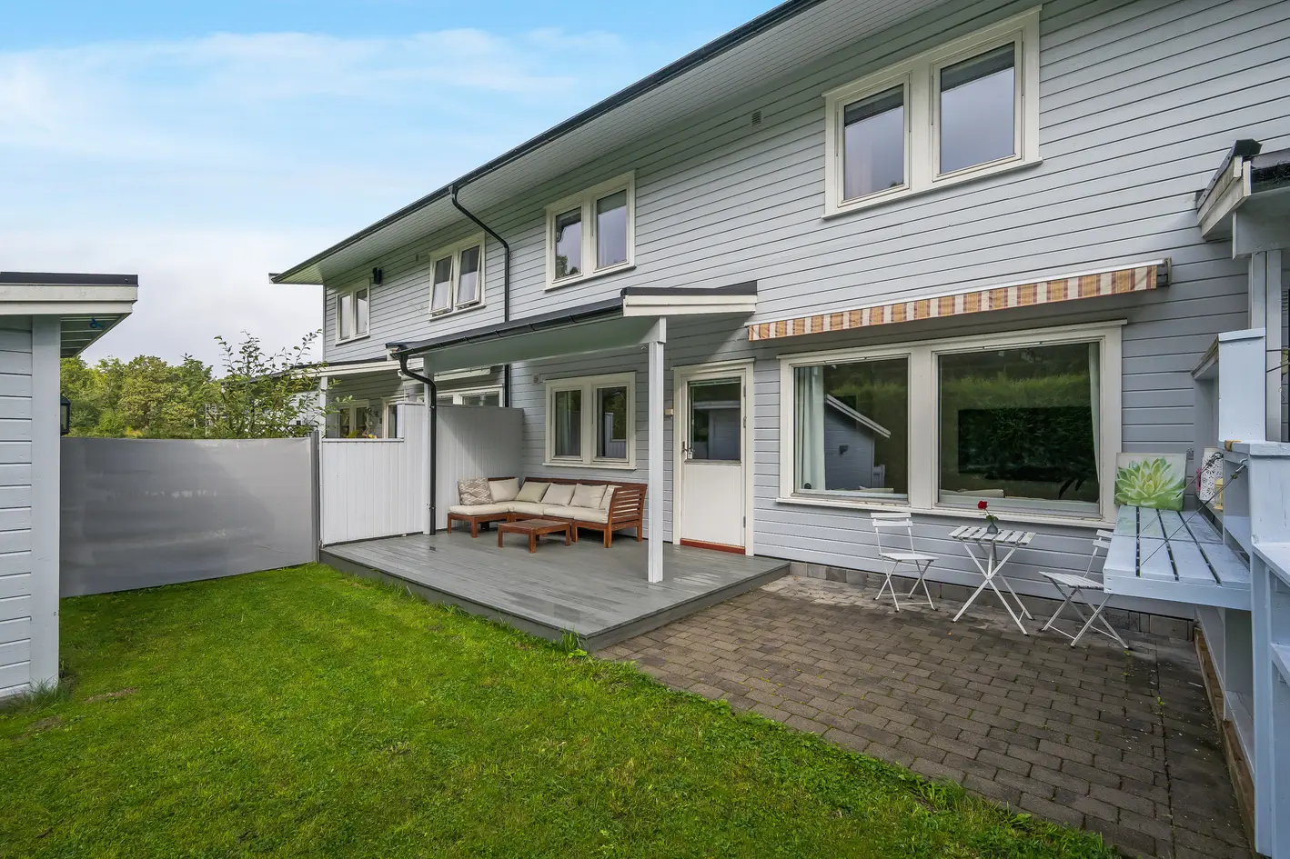 Innbydende og pent rekkehus med 3 soverom, 2 nyere bad, usjenert uteplass og garasje - Solrikt rett ved skogen! photo 5